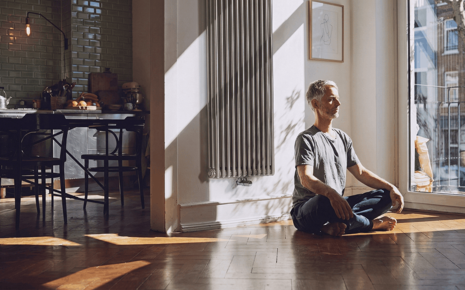 Классический радиатор Zehnder Charleston в гостиной