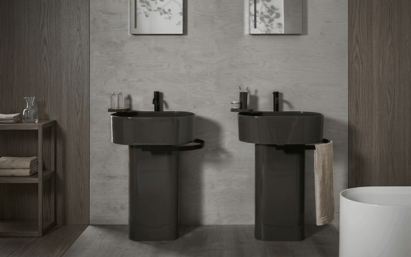 Отдельностоящие темные раковины-пьедесталы Cielo