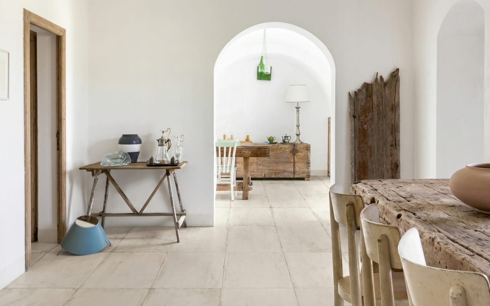 Світло-сірий керамограніт Saime під камінь у вітальні