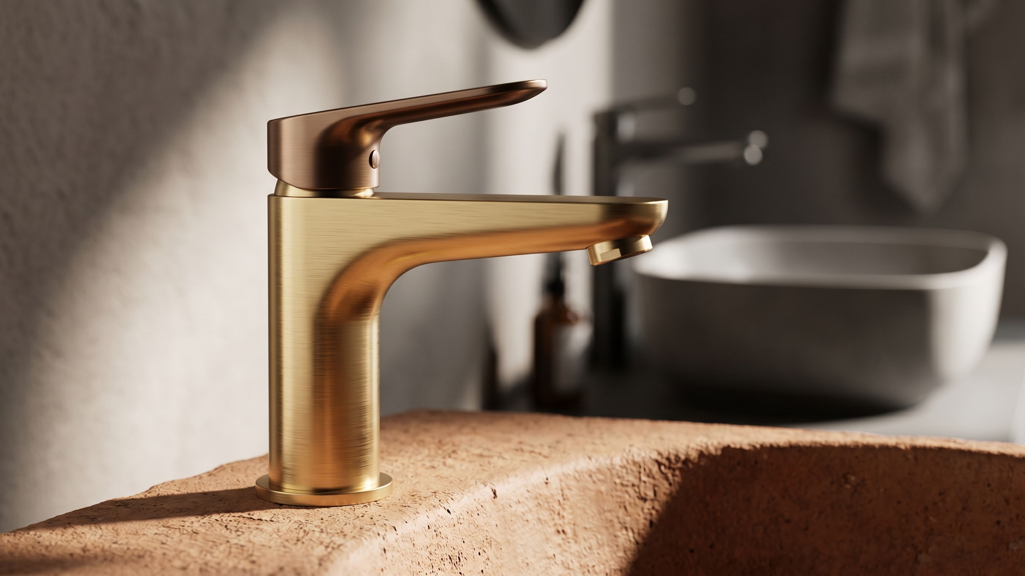 Преміальний змішувач Imprese у кольорі тепла бронза як головний акцент на фоні світлої кераміки