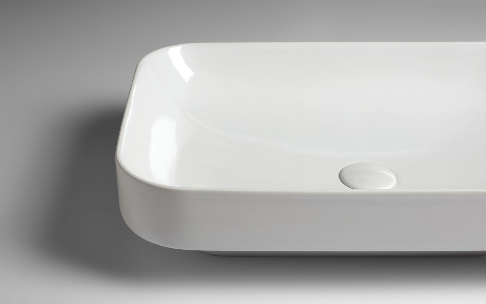 Деталь білої керамічної раковини Azzurra