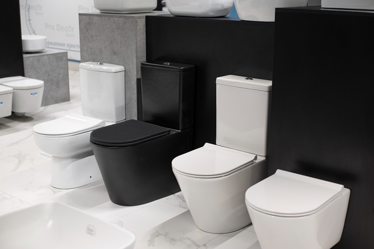 Оптовый ассортимент сантехники: унитазы, ванны и душевые системы на складе ГТК Антей