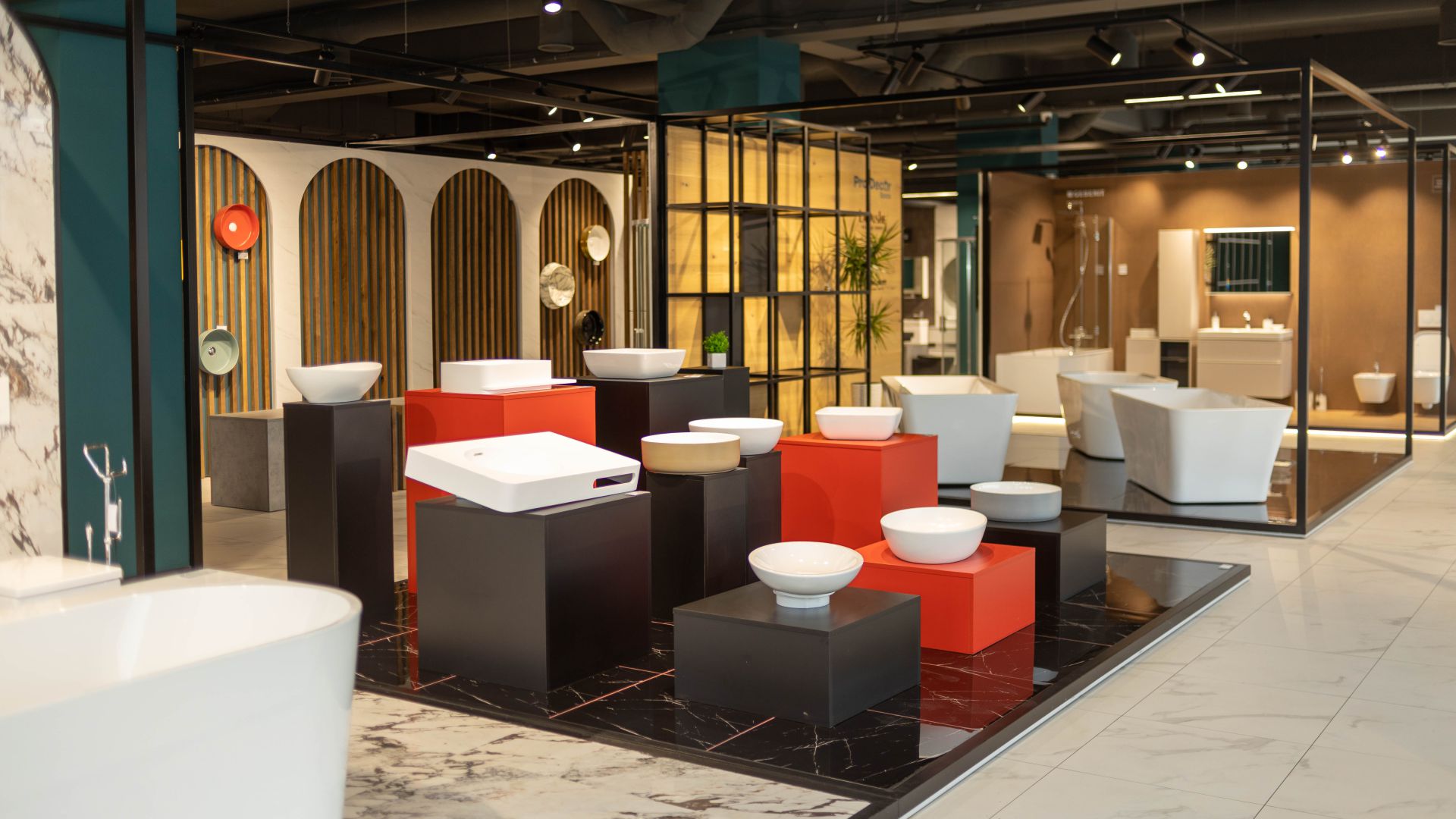 Широкий ассортимент сантехники от европейских брендов для оптовых покупателей в шоуруме Антей