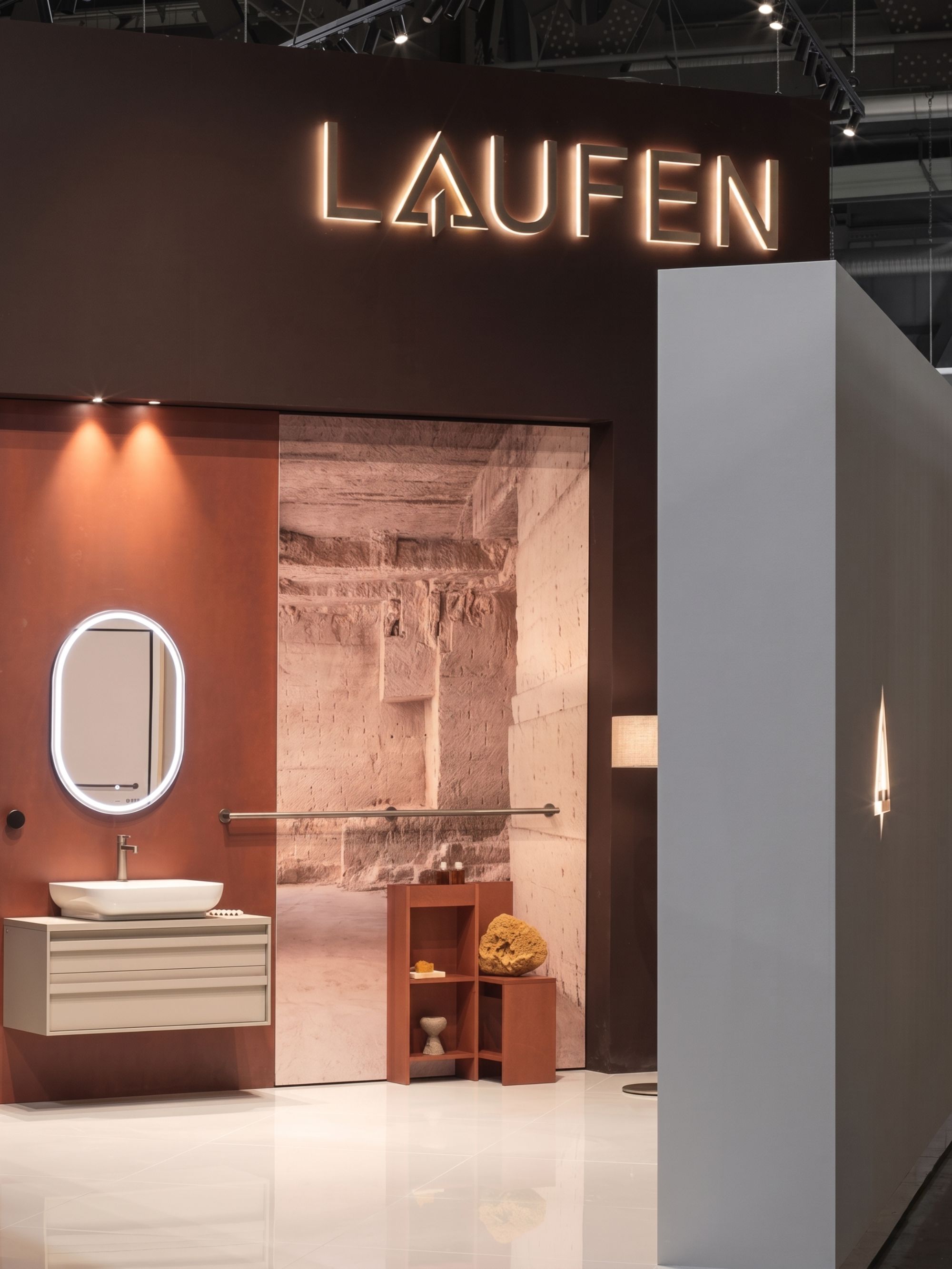 Стенд бренда LAUFEN на Salone del Mobile 2026: новая визуальная идентичность с использованием глубоких терракотовых оттенков.