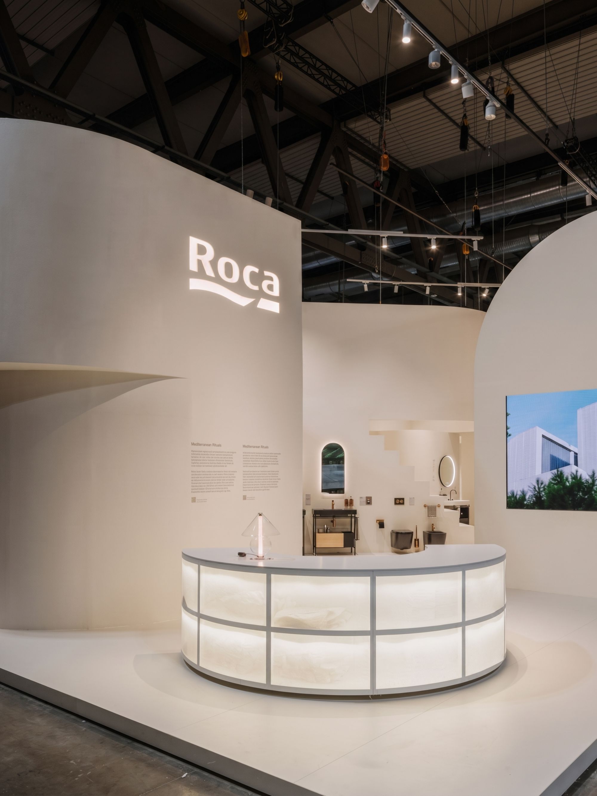 Архитектурный концепт стенда Roca Mediterranean Rituals, разработанный студией Mesura.