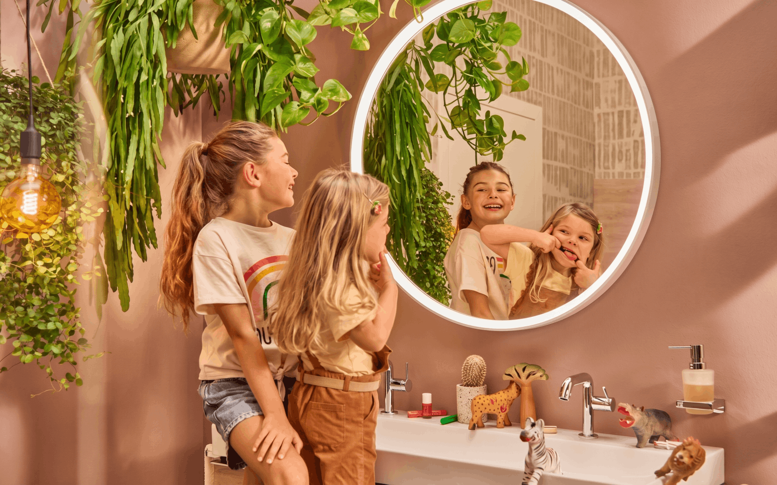 Сімейна ванна кімната з дітьми та безпечною сантехнікою Hansgrohe