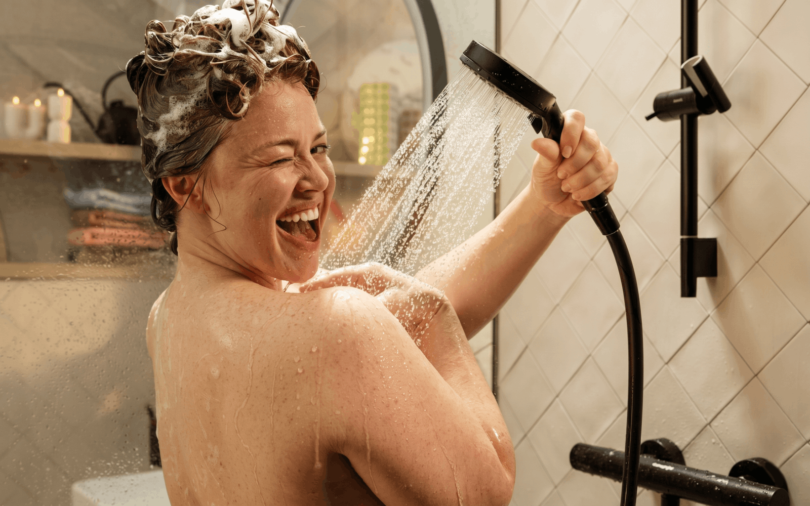 Чорна ручна лійка Hansgrohe Pulsify