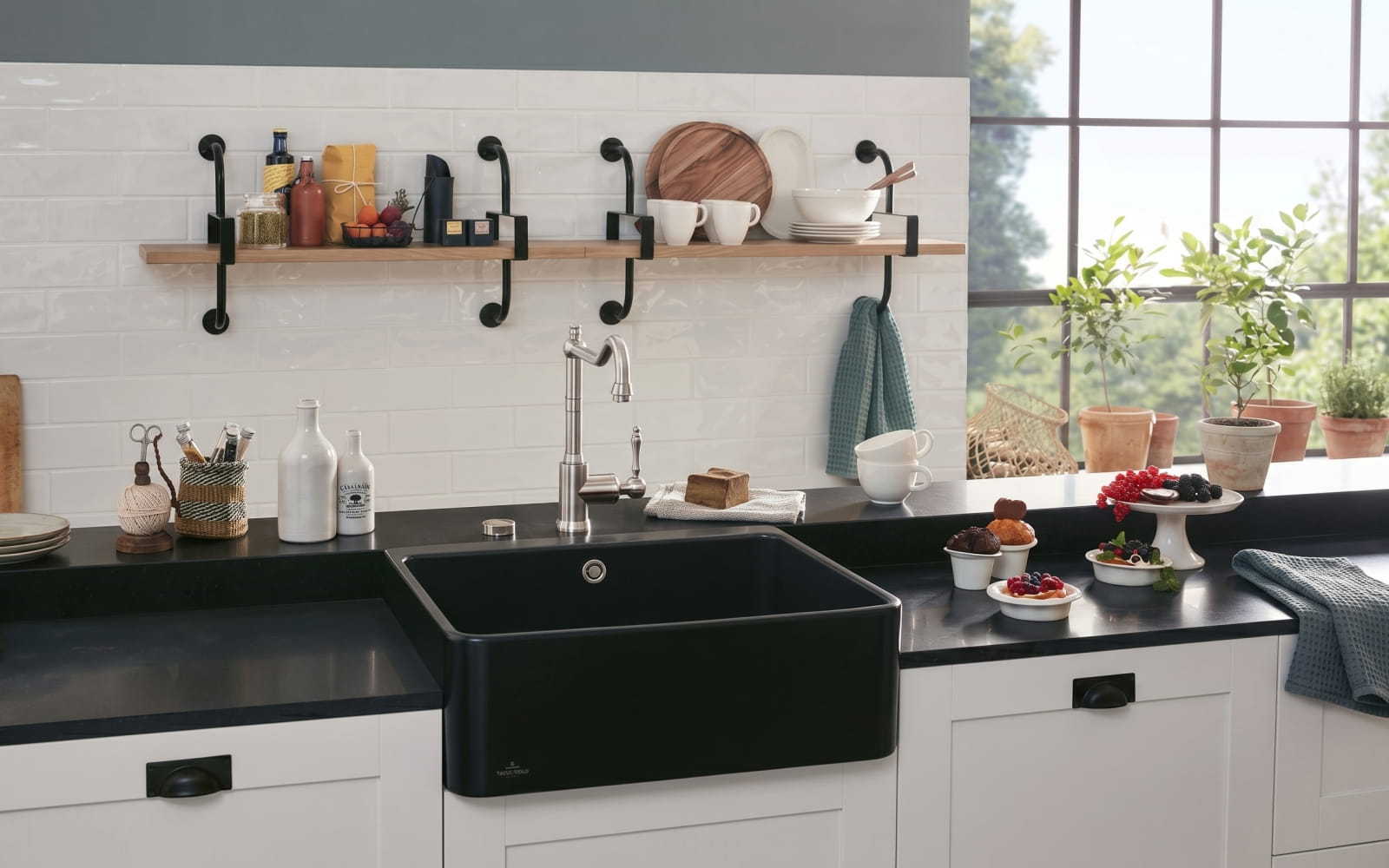 Черная керамическая кухонная мойка Villeroy & Boch