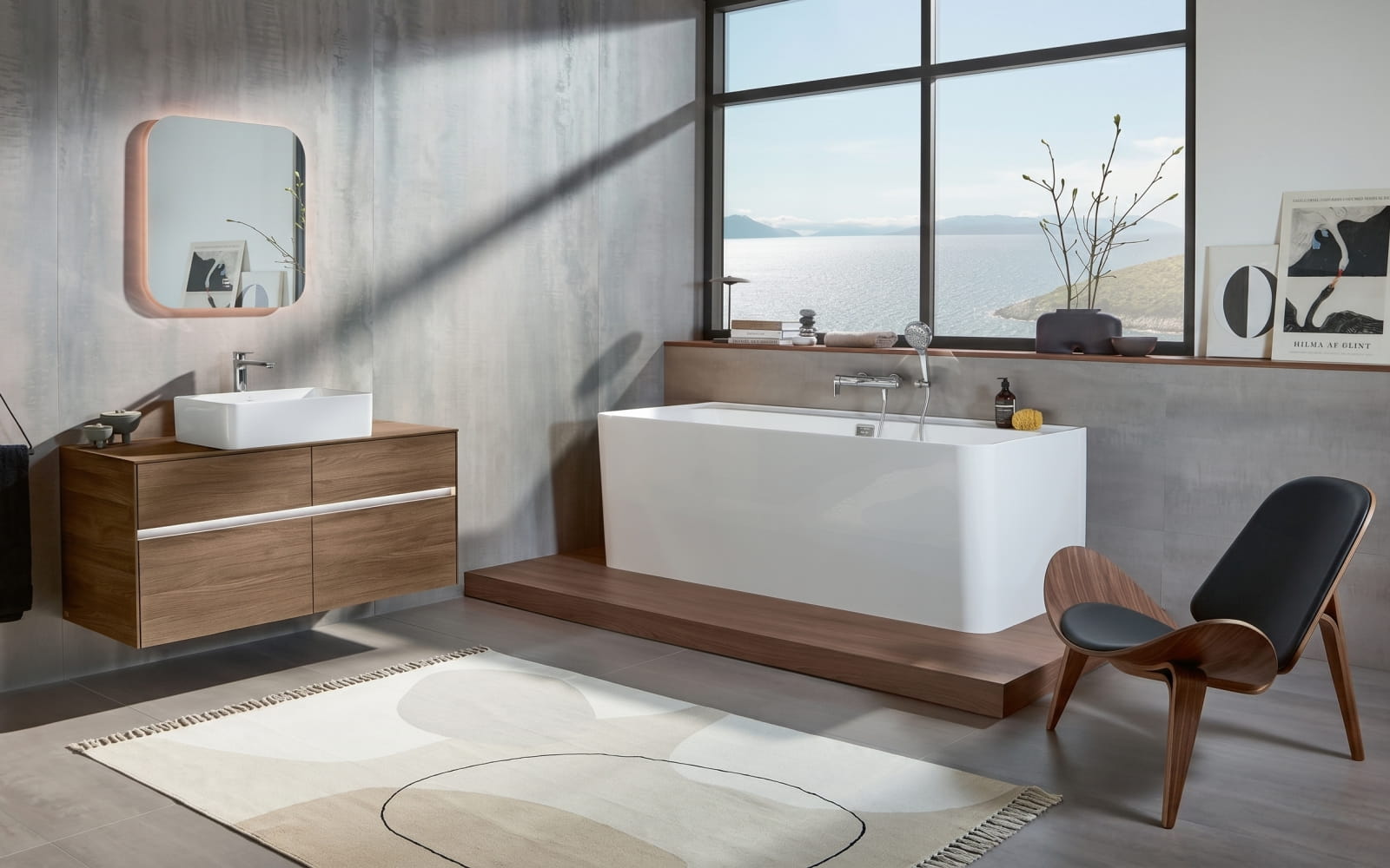 Отдельностоящая белая ванна Villeroy & Boch и деревянная тумба