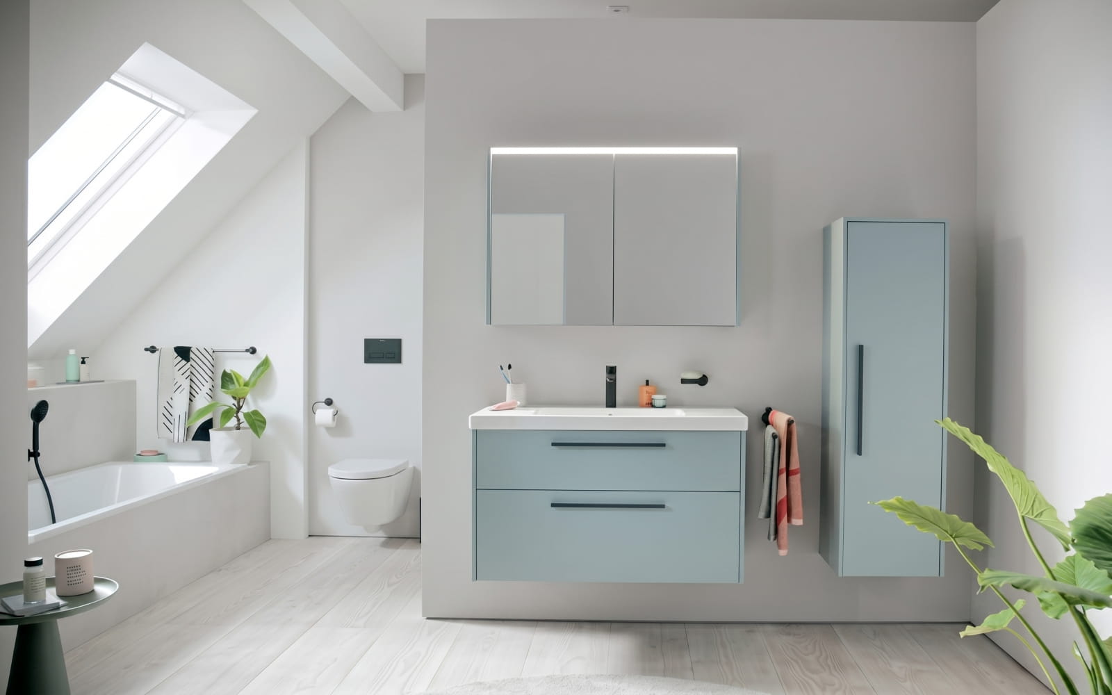 Дизайн ванної кімнати зі світло-блакитними меблями Duravit