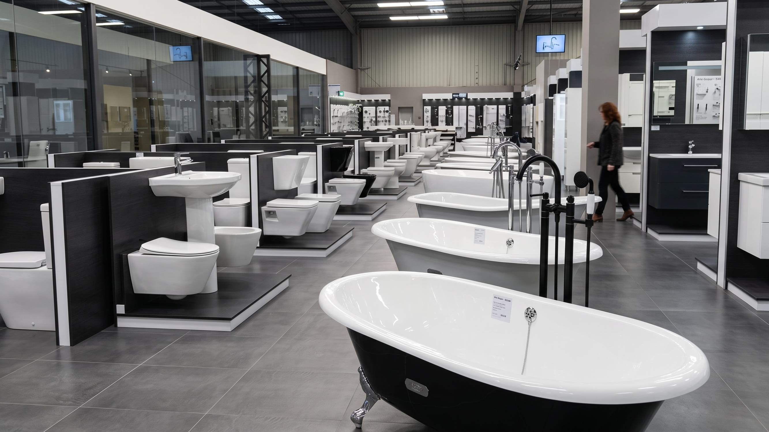 Large exhibition showroom of plumbing and bathtubs Antey Group